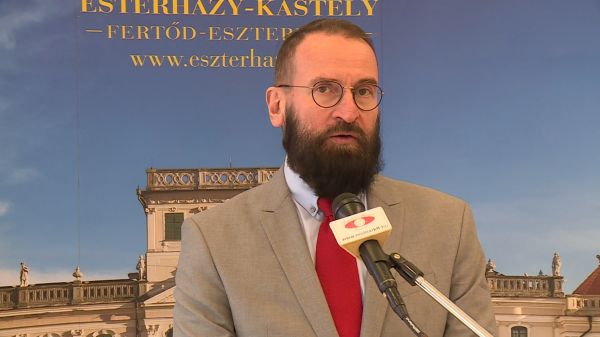Dr. Szájer József EP-képviselő sajtótájékoztatója Fertődön