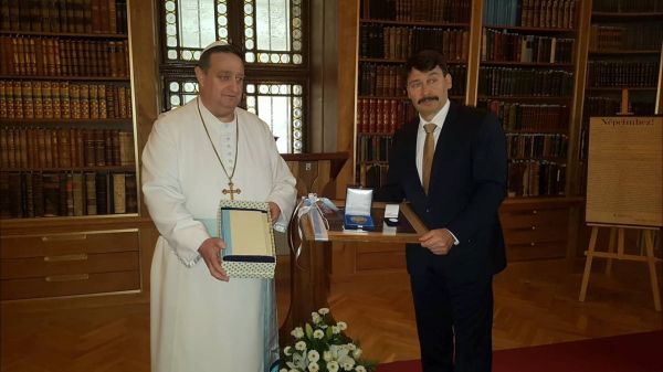 Dr. Áder János köztársasági elnök Szent Norbert Érdemérmet és oklevelet vett át a Csornai Premontrei Apátságban