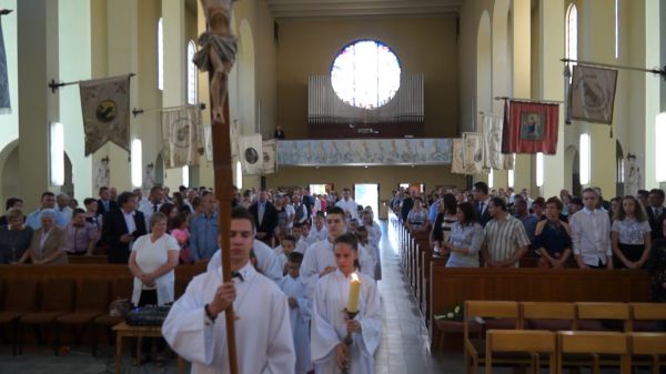Széchenyis diákok elsőáldozása a csornai Jézus szíve templomban