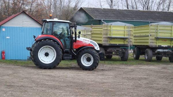 Megérkezett az új Steyr traktor a Csukás Zoltán Mezőgazdasági Technikumba