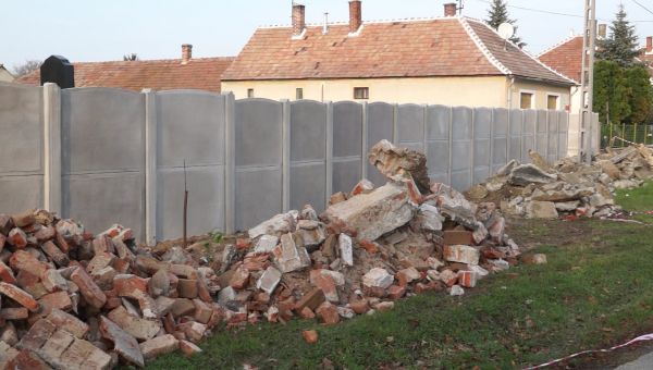 Új kerítést építenek a beledi zsidó temetőben