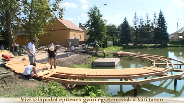 - Vízi színpadot építenek a győri egyetemisták a Váti tavon