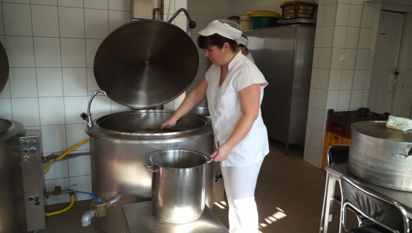 Közel 400 adag étel készül a felújított beledi iskolakonyhán
