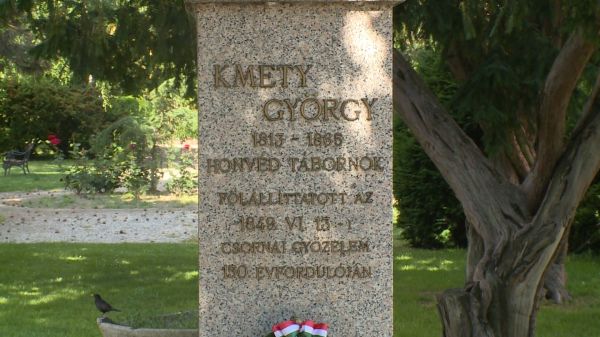 Megkoszorúzták Kmety György honvédtábornok szobrát Csornán