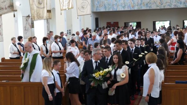 Elbúcsúztak a csornai katolikus általános iskola nyolcadikosai