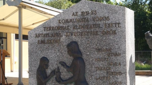 A vörösterror áldozataira emlékeztek az 1919-es csornai emlékműnél
