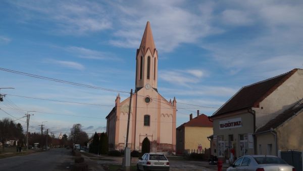  Viharos szél döntötte le a beledi katolikus templom keresztjét
