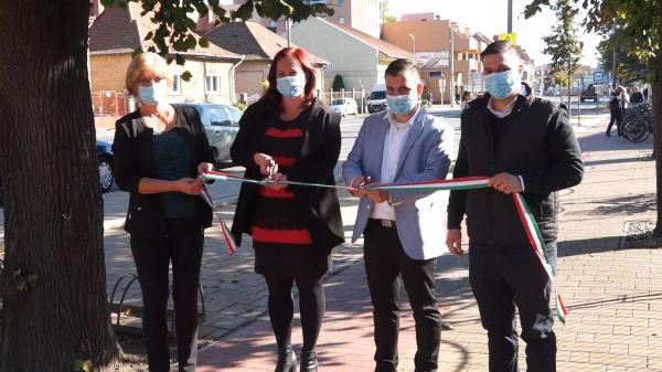 Átadták a Margit Kórház előtti felújított járdaszakaszt és kerékpárutat Csornán