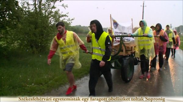 A beledi műsor után: Székesfehérvári egyetemisták egy faragott obeliszket toltak Sopronig