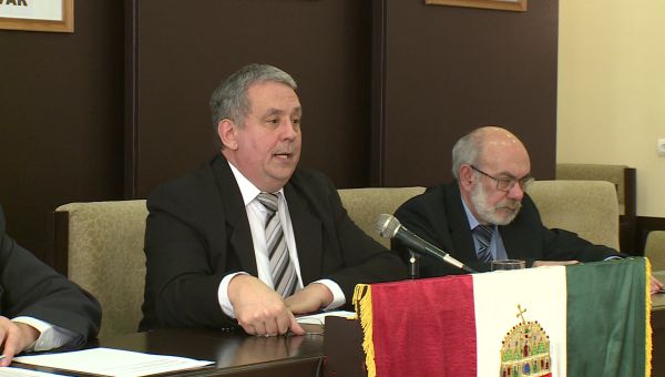 A képviselő-testületi ülés döntéseiről Hámori György polgármester beszélt
