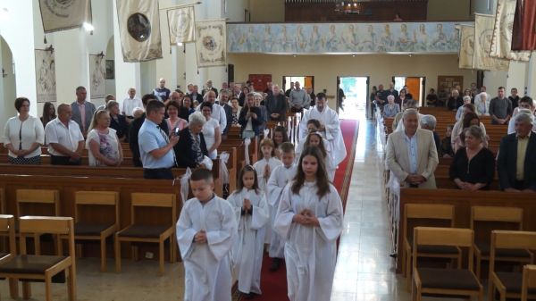  Csornai széchenyisek elsőáldozása a Jézus szíve templomban