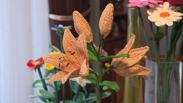A csornai Sárközi Lajosné fonalból készít virágdíszeket
