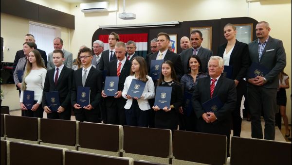 Ösztöndíjakat,emlékérmeket és kitűntetéseket adtak a kapuvári hivatalban