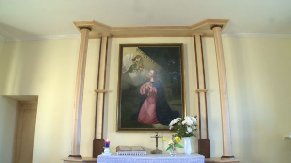 Elkészült az oltártér a beledi evangélikus gyülekezeti házban