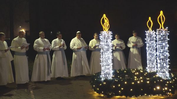 Adventi gyertyagyújtás a premontrei parkban