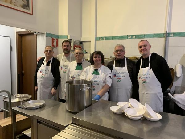 Az ÍzvadÁszok és Hámori György polgármester a rászorulóknak főztek Rómában