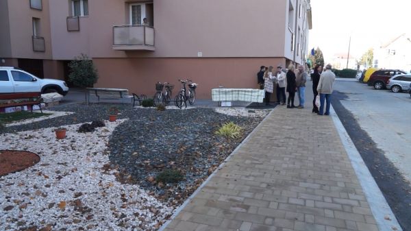Átadták a felújított Soproni utcai járdát Csornán