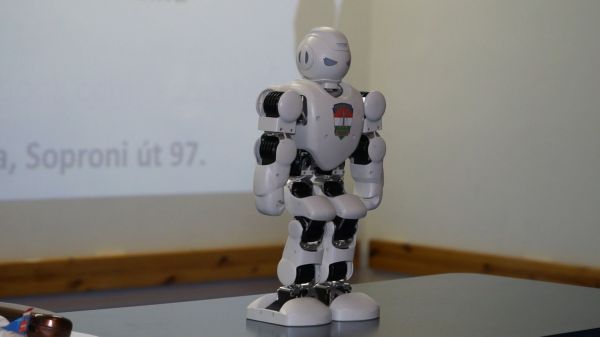 Robotzsaru a csornai Hunyadiban