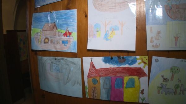 Gyerekek alkotásaiból nyílt kiállítás a beledi evangélikus templomban