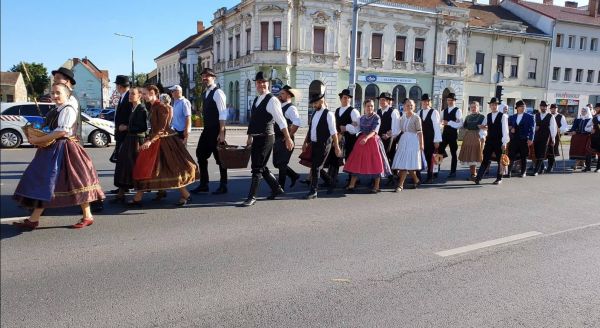 Határon innen, határon túl... Nemzetközi Néptáncfesztivál ünnepi felvonulása Csornán