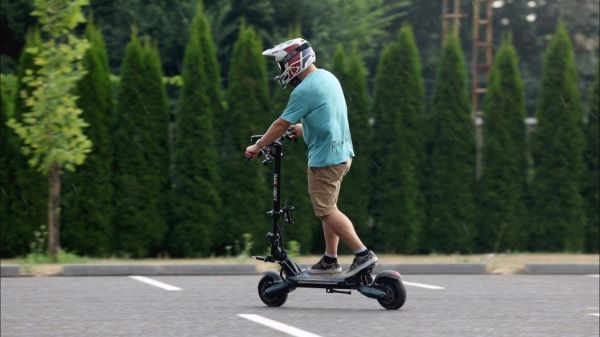 Védőfelszerelést érdemes használniuk az elektromos rollerrel közlekedőknek