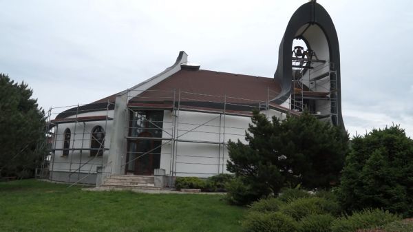 Júniusban befejezik a házhelyi templom felújítását
