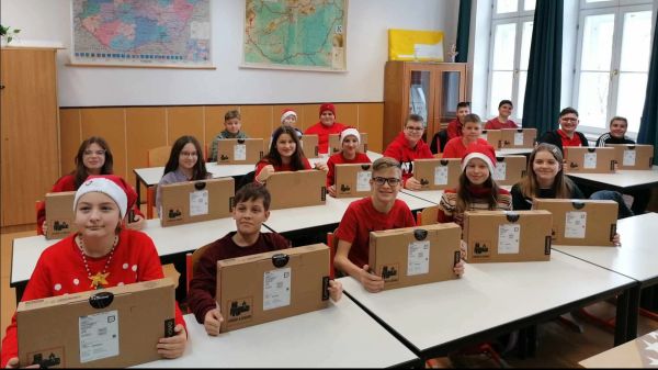 Közel 100 db laptopot kapott a Kapuvár Térségi Általános Iskola