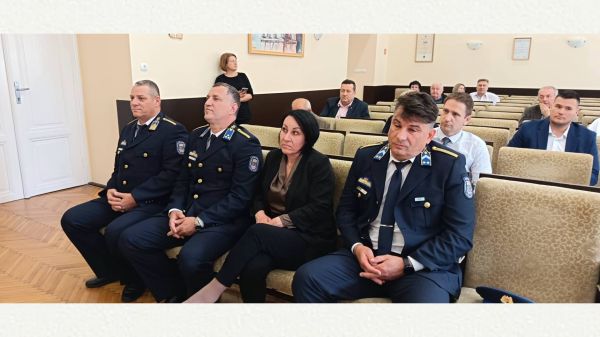 Kapuvári rendőrök kaptak városi elismerést