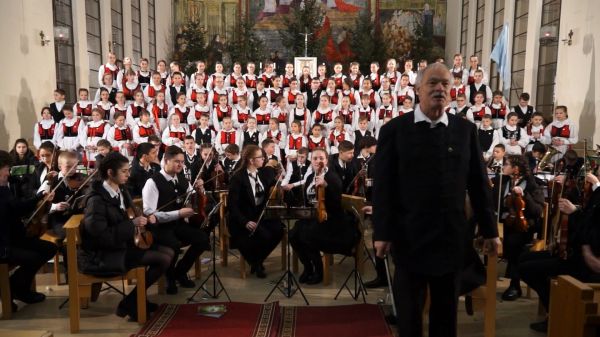 A Szentegyházi Gyermekfilharmónia koncertje a csornai Jézus Szive templomban