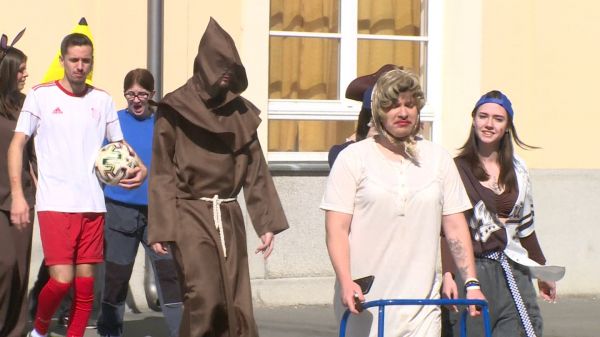 Jelmezekbe öltözve, vidáman búcsúztak a végzős Hunyadisok Csornától