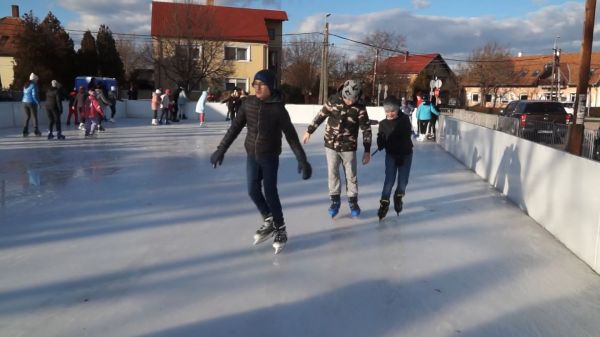 Jégtörő farsang a csornai ideiglenes jégpályán