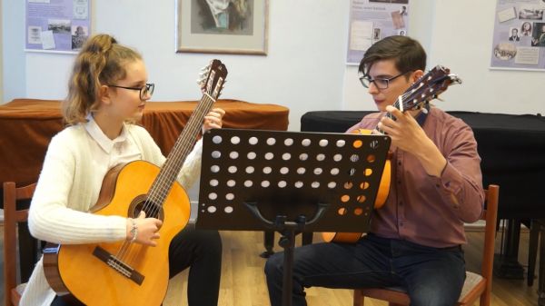 Sikeresen szerepeltek a szombathelyi zenei versenyen a Kerényi iskola gitárosai