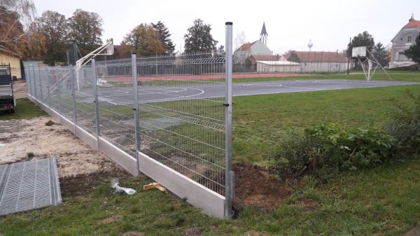 Kerítés épül a beledi általános iskolánál