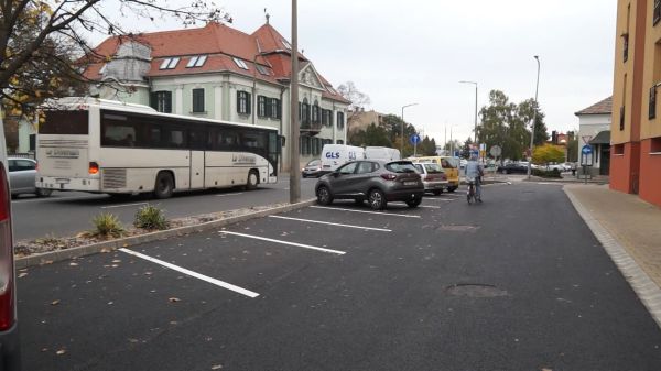 Elkészült a szervizút és a parkoló a Soproni úton Csornán