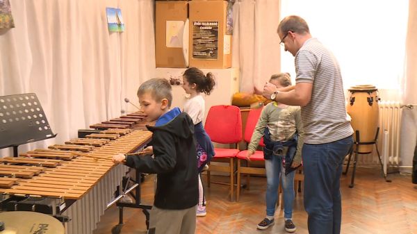 Elkezdődött a hangszersimogató hét a csornai zeneiskolában