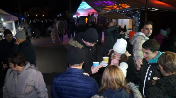 Meggyújtották az adventi koszorú első gyertyáját