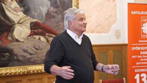 Dr. Csókay András idegsebész előadása a premontrei rendház dísztermében