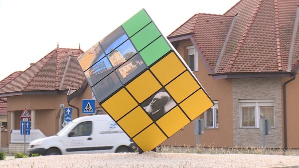 Óriási Rubik kockát állítottak Csornán
