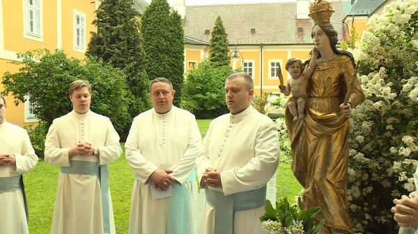 Premontrei szerzetesek anyák napi köszöntője