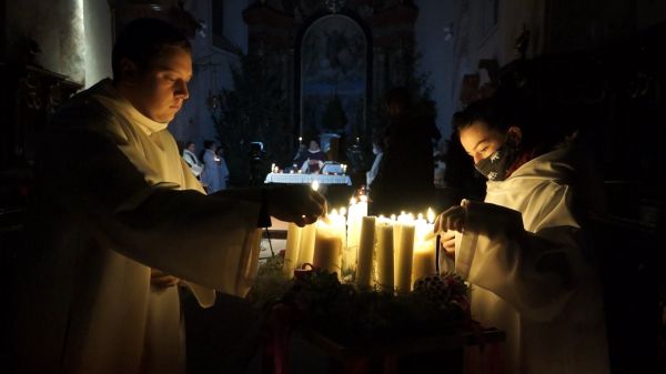 Rorate szentmise a csornai premontrei templomból (2020-12-23)