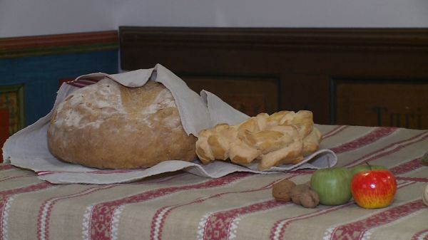 Múzeumi percek-ünnepi díszbe öltözött a csornai tisztaszoba