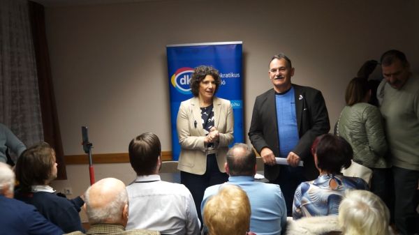 Dobrev Klára, a DK elnöke tartott tájékoztatót Csornán